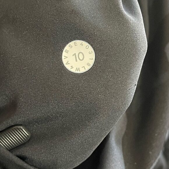 Lululemon Athletica Pack it Up Jacket in Black Camo. 10 - Picture 6 of 8